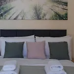 The Newborough 4 Апартаменты